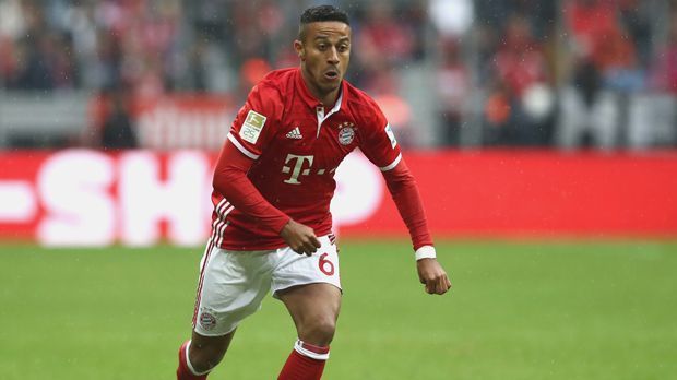 
                <strong>Thiago</strong><br>
                Thiago: Zwei Mal scheiterte der Spanier mit Abschlüssen (14., 39. Minute), doch beim dritten Mal fand Thiagos Schuss den Weg in die Maschen. Ansonsten fügte sich der frühere Barca-Profi nahtlos in die souveräne Leistung seines Teams ein. ran-Note: 2
              