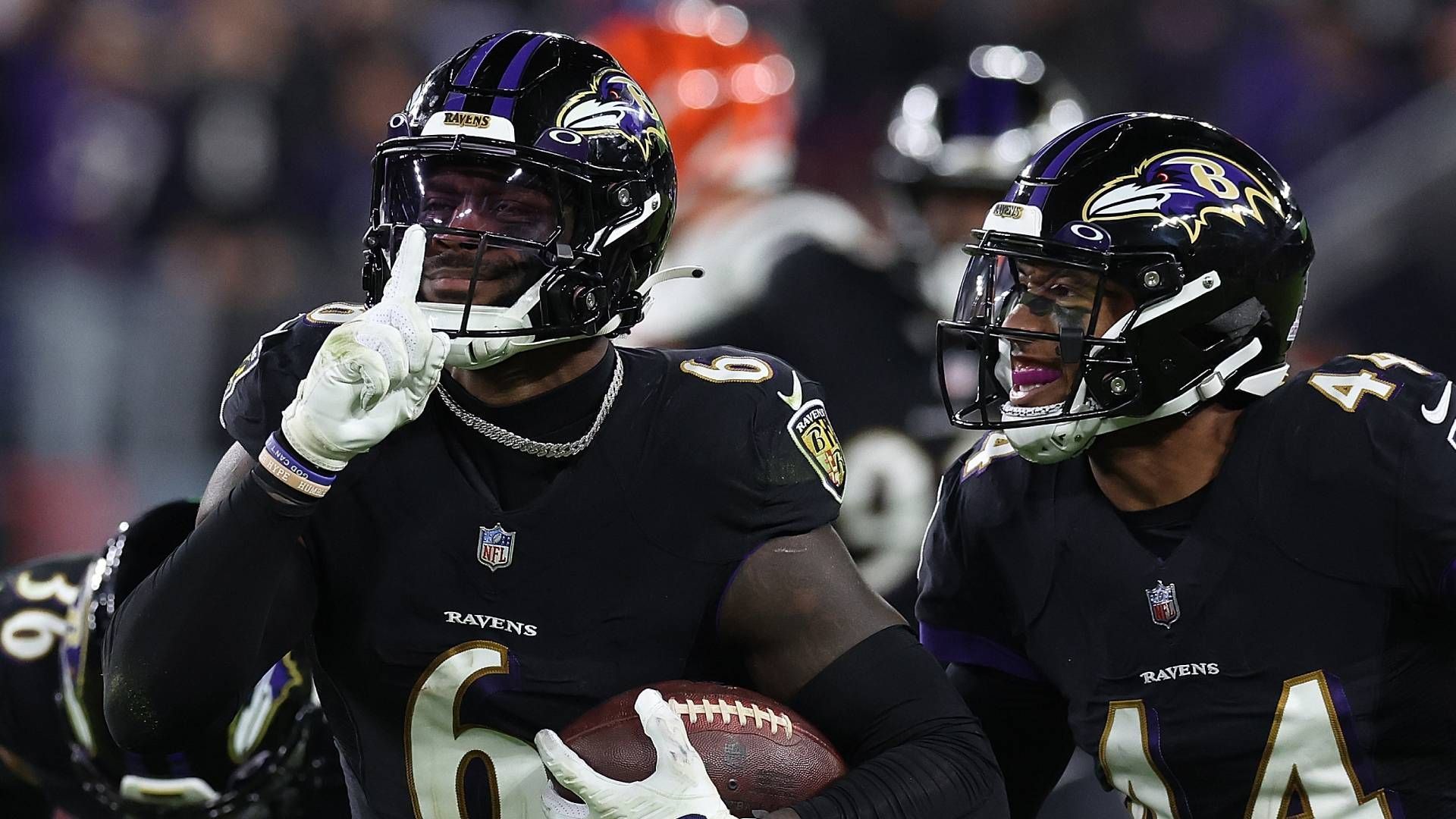 
                <strong>Patrick Queen (Baltimore Ravens)</strong><br>
                Um die Linebacker-Position müssen sich die Ravens keine Sorgen machen. Patrick Queen hat die Erwartungen erfüllt und seinerseits durch die Verpflichtung von Roquan Smith einen kongenialen Partner bekommen. Beide sollten die Defense der Ravens in den kommenden Jahren prägen.ran-Prognose: Fifth Year Option wird gezogen.
              