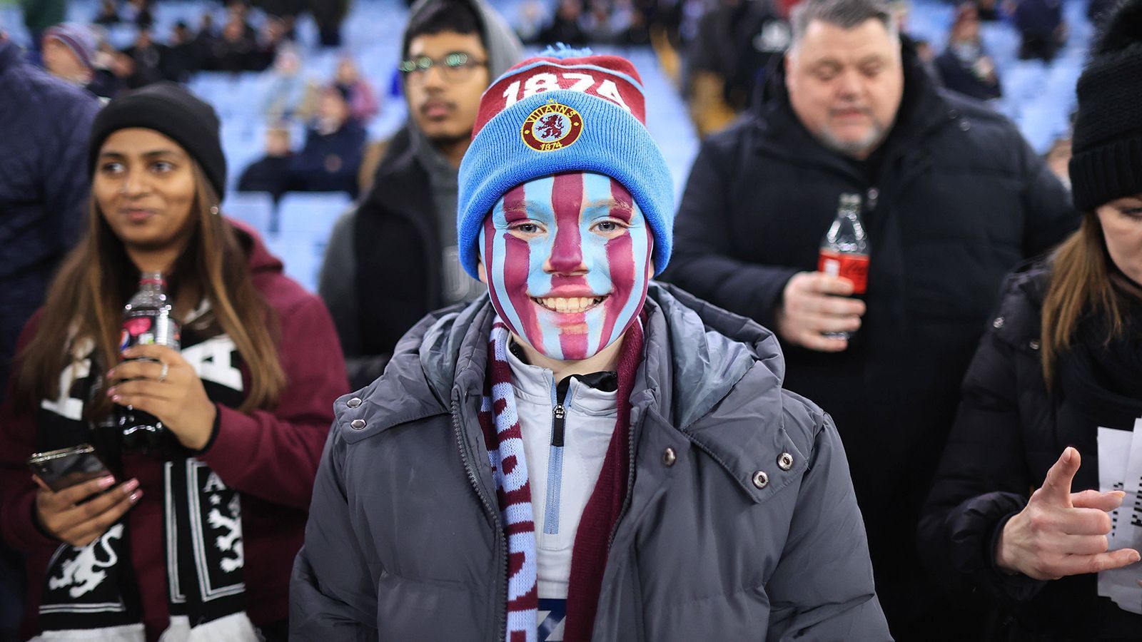 
                <strong>Aston Villa</strong><br>
                Aston Villa hat die Preise um 15 Prozent angehoben. In der letzten Saison lagen die Preise in einem Bereich von umgerechnet 603 bis 854 Euro, somit müssen die Fans in der günstigsten Kategorie mit ungefähr 90 Euro Aufschlag rechnen. In der besten Kategorie kosten die Karten nun 972 Euro.
              