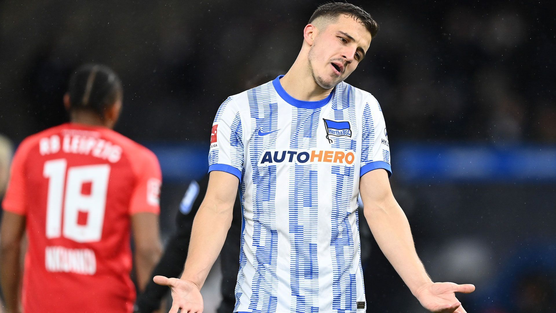 
                <strong>Hertha BSC</strong><br>
                Allerdings befindet sich die "Alte Dame" nach wie vor auf einem direkten Abstiegsplatz. Der jüngste Tiefpunkt der Saison war die 1:4-Derbypleite gegen Union im heimischen Olympiastadion am vergangenen Wochenende. Nun stehen für die Hertha drei direkte und damit absolut richtungsweisende Duelle gegen Augsburg, Stuttgart und Bielefeld an. Wenn die Beliner drinbleiben wollen, sind Punkte in diesen Partien absolute Pflicht. ran-Prognose: Die Hertha lässt noch ein weiteres Team hinter sich und landet in der Relegation.
              