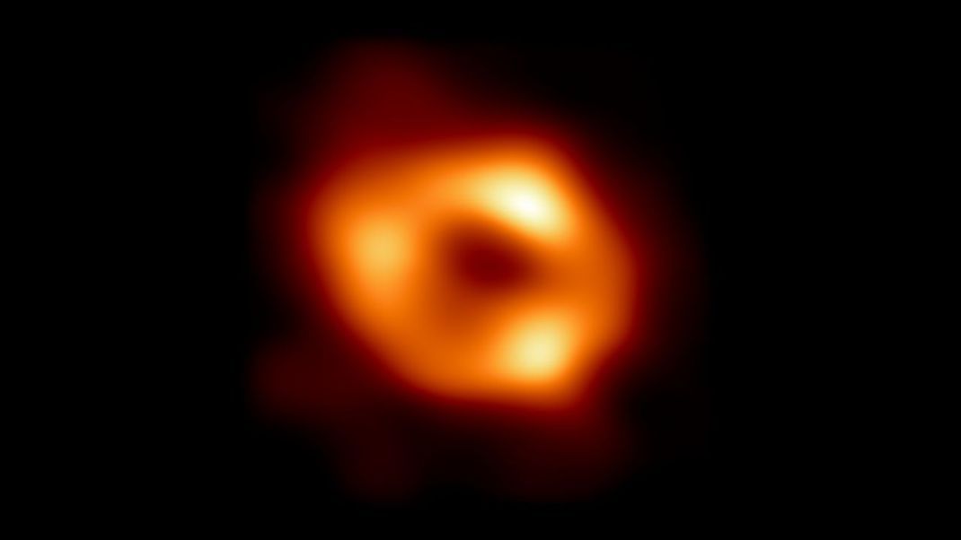 Fotobeweis: Im Zentrum der Milchstraße rotieren 27.000 Lichtjahre entfernt heiße Gase um das Schwarze Loch Sagittarius A*. Das superschwere Objekt hat eine Masse von 4,3 Millionen Sonnen.