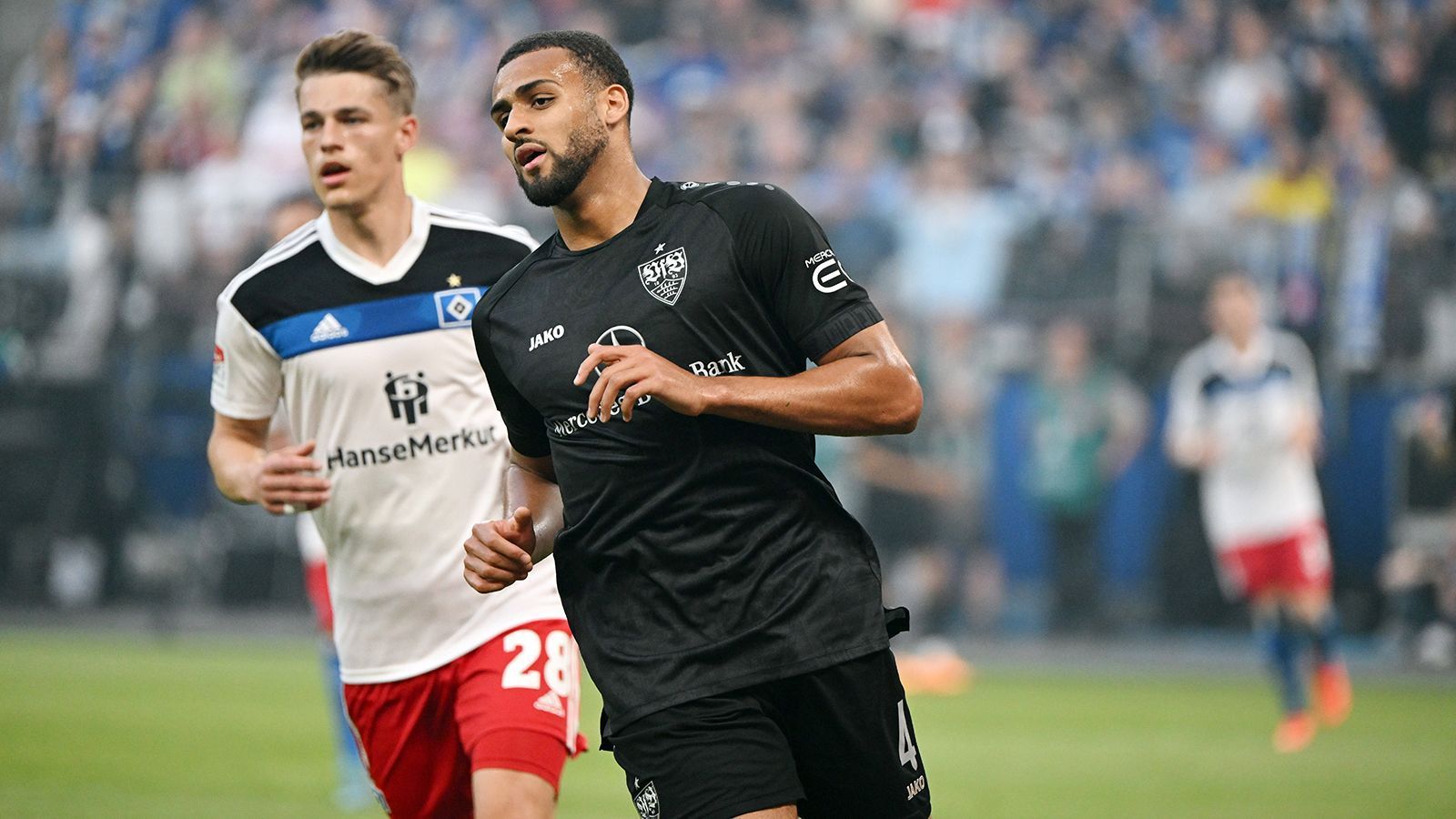 
                <strong>Josha Vagnoman (VfB Stuttgart) </strong><br>
                Von seinen offensiven Aktionen aus dem Hinspiel ist kaum etwas zu sehen, weil er fast ausschließlich defensiv gebunden ist. Teilweise mit großen Problemen gegen Dompe. Gewinnt in der zweiten Halbzeit etwas an Stabilität. ran-Note: 4
              