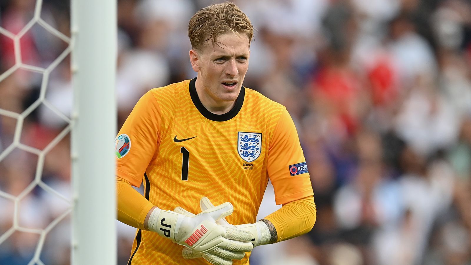 
                <strong>Jordan Pickford (England)</strong><br>
                Hat lange Zeit wenig zu tun und wird dann kalt erwischt. Steht beim 0:1 von Damsgaard wohl zu weit im Eck, an guten Tagen hält er diesen Ball. Hat im restlichen Spiel wenig Möglichkeiten, seinen kleinen Patzer wieder gut zu machen. ran-Note: 4
              