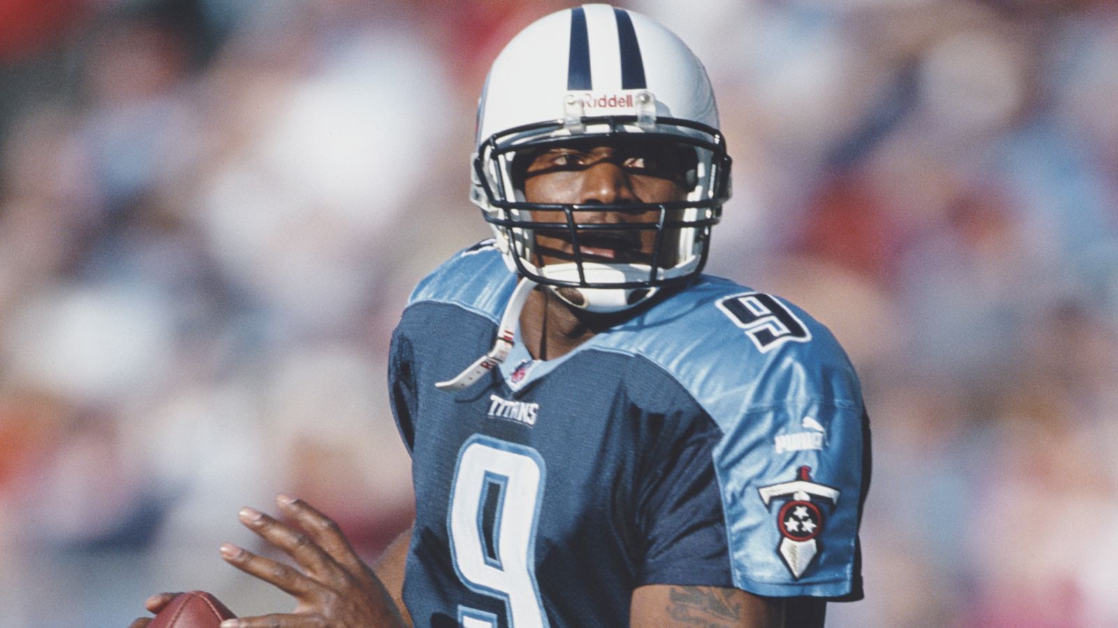 
                <strong>Tennessee Titans - Steve McNair</strong><br>
                "Ein Trade, der oft als einer der schlechtesten in der Geschichte der Tennessee Titans (ehemals Houston Oilers) angesehen wird, ist der Trade von Quarterback Steve McNair im Jahr 2006. Die Tennessee Titans tradeten Steve McNair, der über 10 Jahre lang das Gesicht der Franchise war, an die Baltimore Ravens für einen Viertrunden-Draftpick im Jahr 2007 und einen Fünftrunden-Draftpick im Jahr 2008. McNair war ein äußerst beliebter und erfolgreicher Quarterback für die Titans und führte sie 1999 zu ihrem bisher einzigen Super Bowl-Auftritt. Der Trade wurde von vielen als schlecht betrachtet, da McNair ein erfahrener und hoch angesehener Quarterback war. Die erhaltene Gegenleistung in Form von späteren Draftpicks wurde als unzureichend angesehen, insbesondere angesichts der Bedeutung und des Beitrags, den McNair für die Franchise geleistet hatte."
              