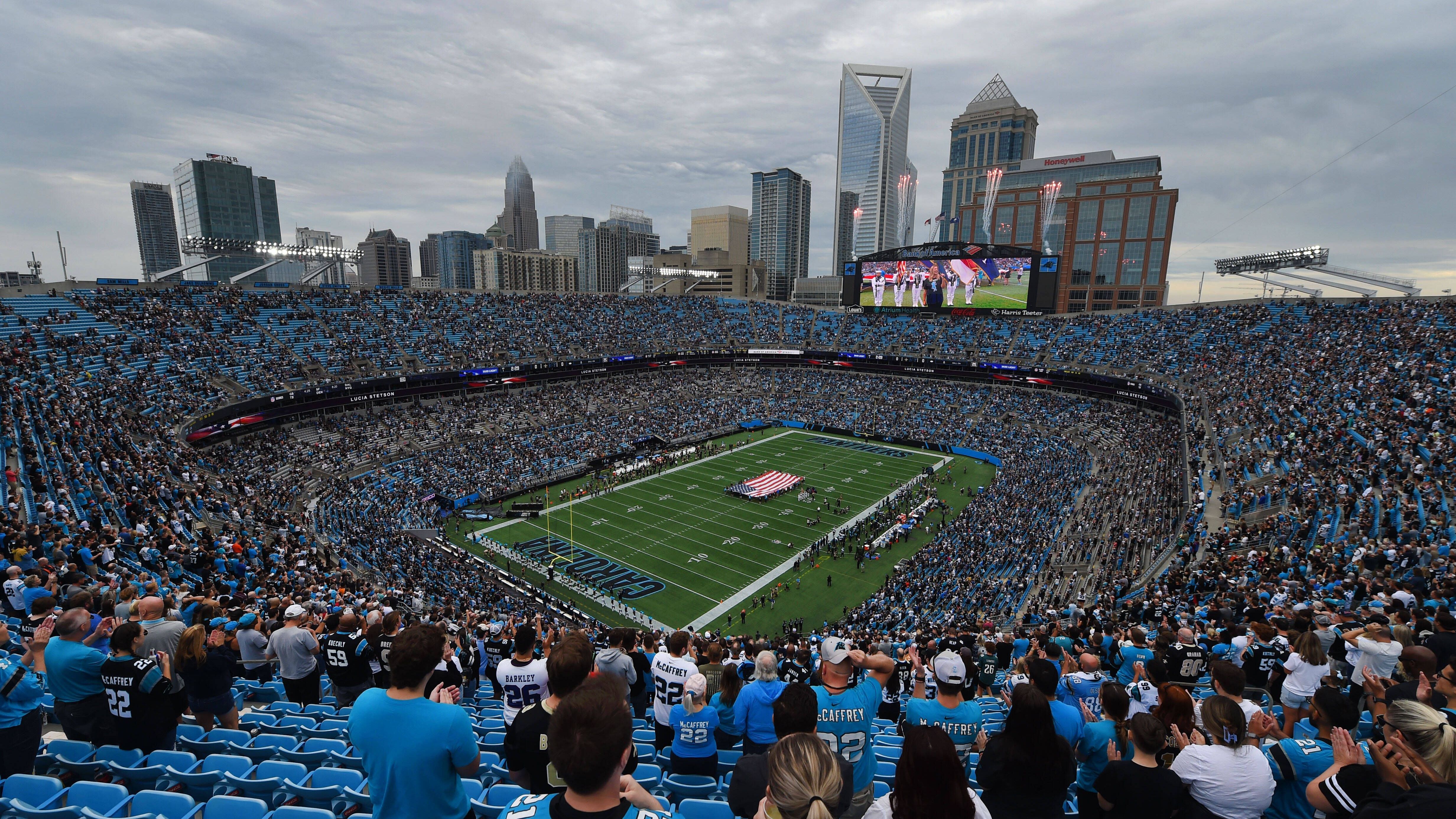 <strong>Carolina Panthers: Bank of America Stadium</strong><br> • Kapazität: 75.523 <br>• Eröffnung: September 1996 <br>• Kosten: 248 Millionen Dollar<br>• Eigentümer: Stadt Charlotte