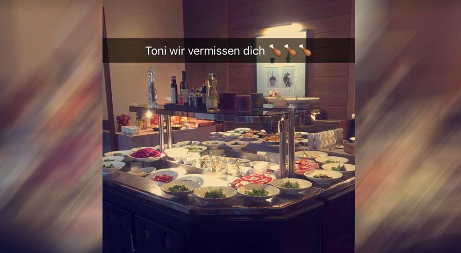 
                <strong>Snapchat-Geschichte des Lukas Podolski</strong><br>
                Podolski denkt im Teamhotel scheinbar des Öfteren an seinen "Bruder" - natürlich ausgerechnet beim Essen mit der Mannschaft.
              