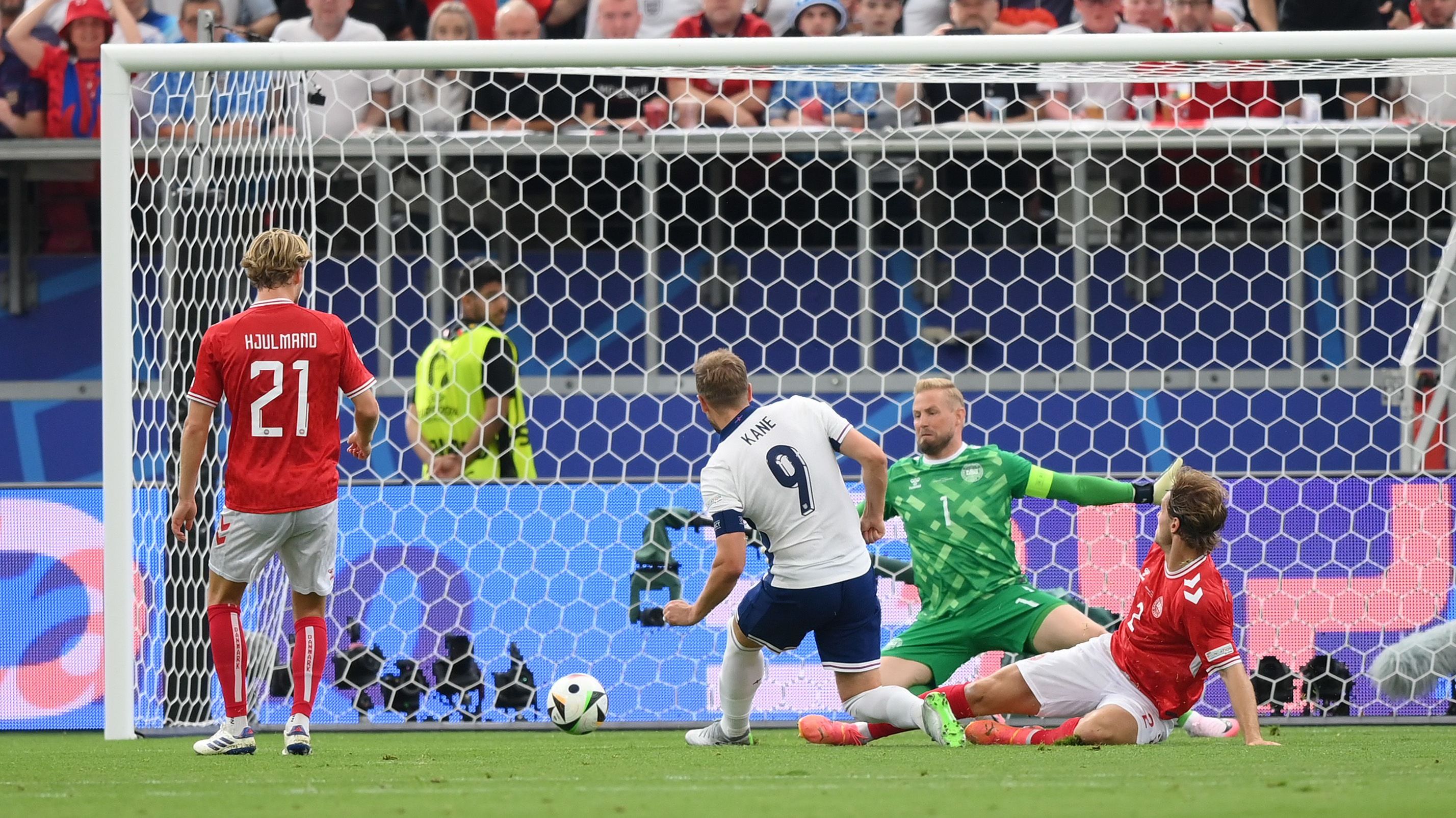 <strong>Kane mit dem Führungstor</strong><br>Bereits in der 18. Minute sorgte Bayern-Star Harry Kane für das 1:0 der Engländer. Aus kurzer Distanz schob der Stürmer das Leder überlegt links unten ins Eck ein.&nbsp;