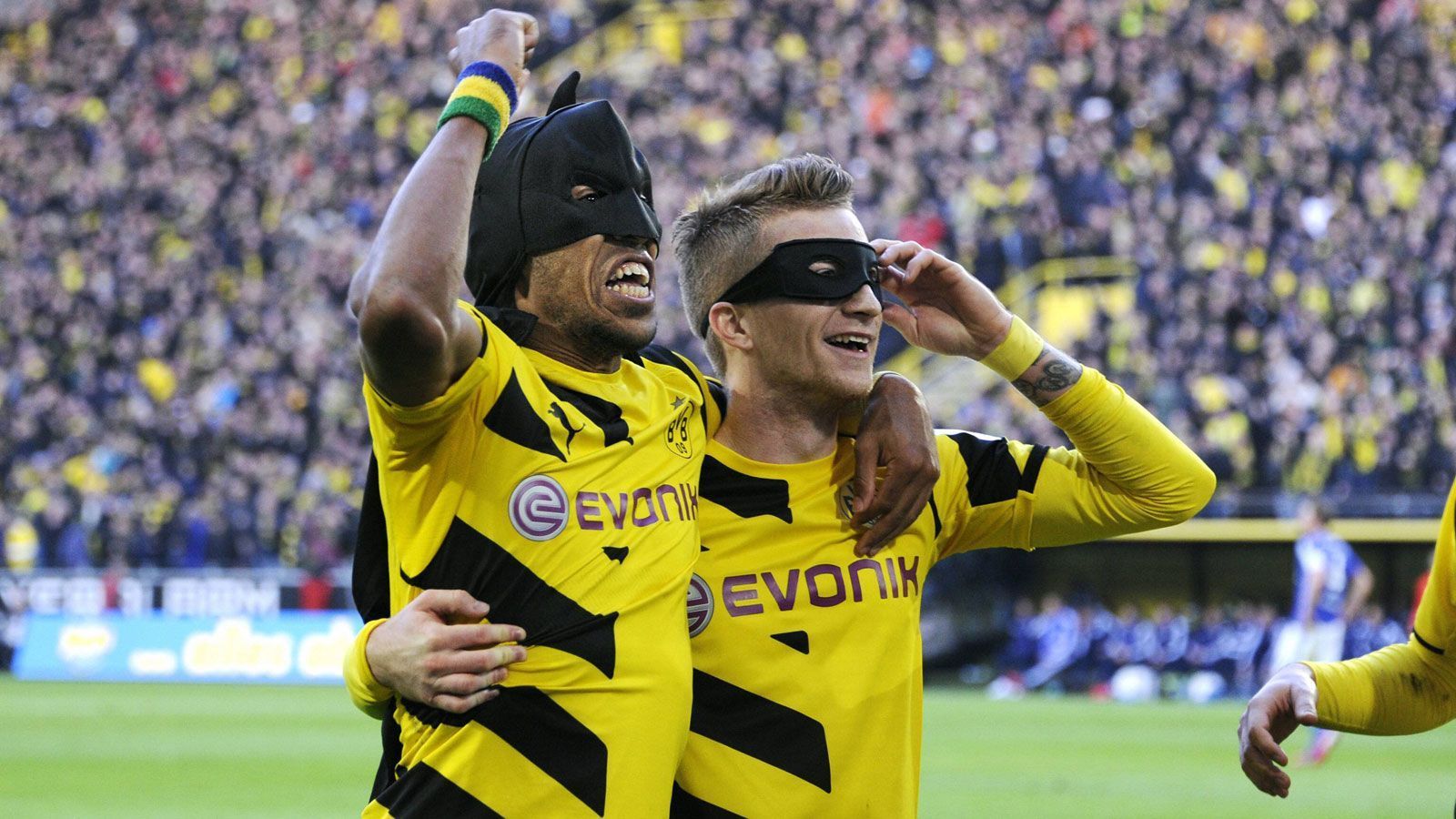 
                <strong>Batman und Robin</strong><br>
                Doppelte Demütigung im Februar 2015: Zum einen fidelt der BVB S04 mit 3:0 vom Platz. Zum anderen müssen die Schalke den Batman und Robin-Jubel von Pierre-Emerick Aubameyang und Marco Reus über sich ergehen lassen.
              