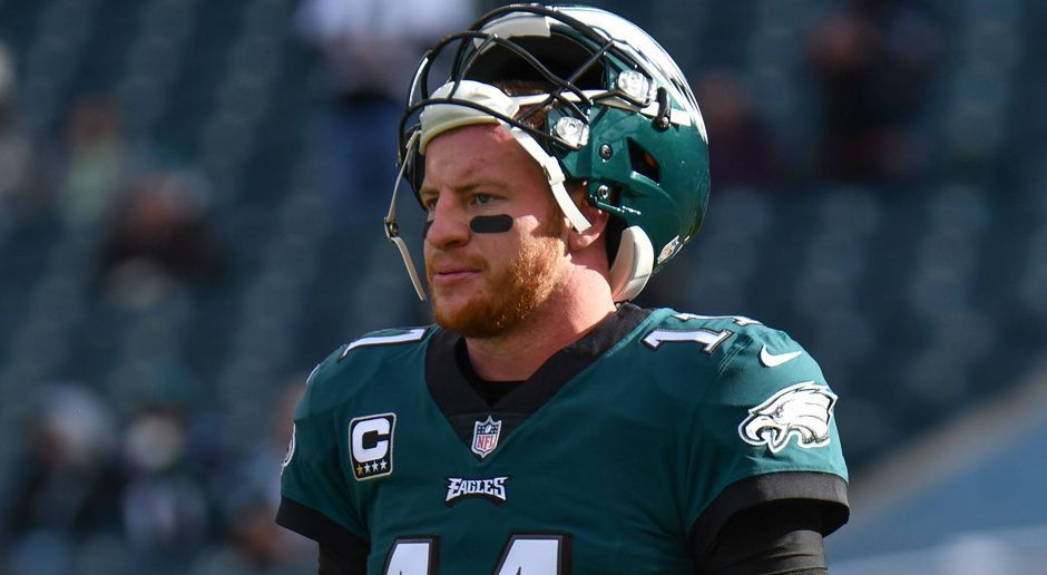 
                <strong>Carson Wentz (Philadelphia Eagles)</strong><br>
                Er wurde 2016 mit einem Vierjahresvertrag über 26,67 Millionen Dollar ausgestattet. Allein für die Unterschrift hat er ein Handgeld von 17,6 Millionen US-Dollar erhalten. 2017 hielt ihn eine schwere Knieverletzung von einer MVP-Auszeichnung ab, sein Backup Nick Foles holte mit den Eagles den Super Bowl. Wird Wentz wieder fit und findet zu alter Form zurück, ist er einer heißer Kandidat für einen Megavertrag,
              