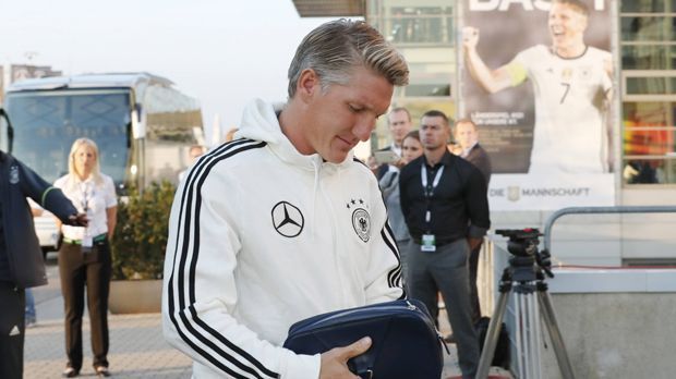 
                <strong>Schweinsteigers emotionaler DFB-Abschied</strong><br>
                Vorne Schweinsteiger, hinten Schweinsteiger - ein letztes Mal führt den Kapitän der Weg in die Kabine, wo er sich das DFB-Trikot überstreifen wird.
              