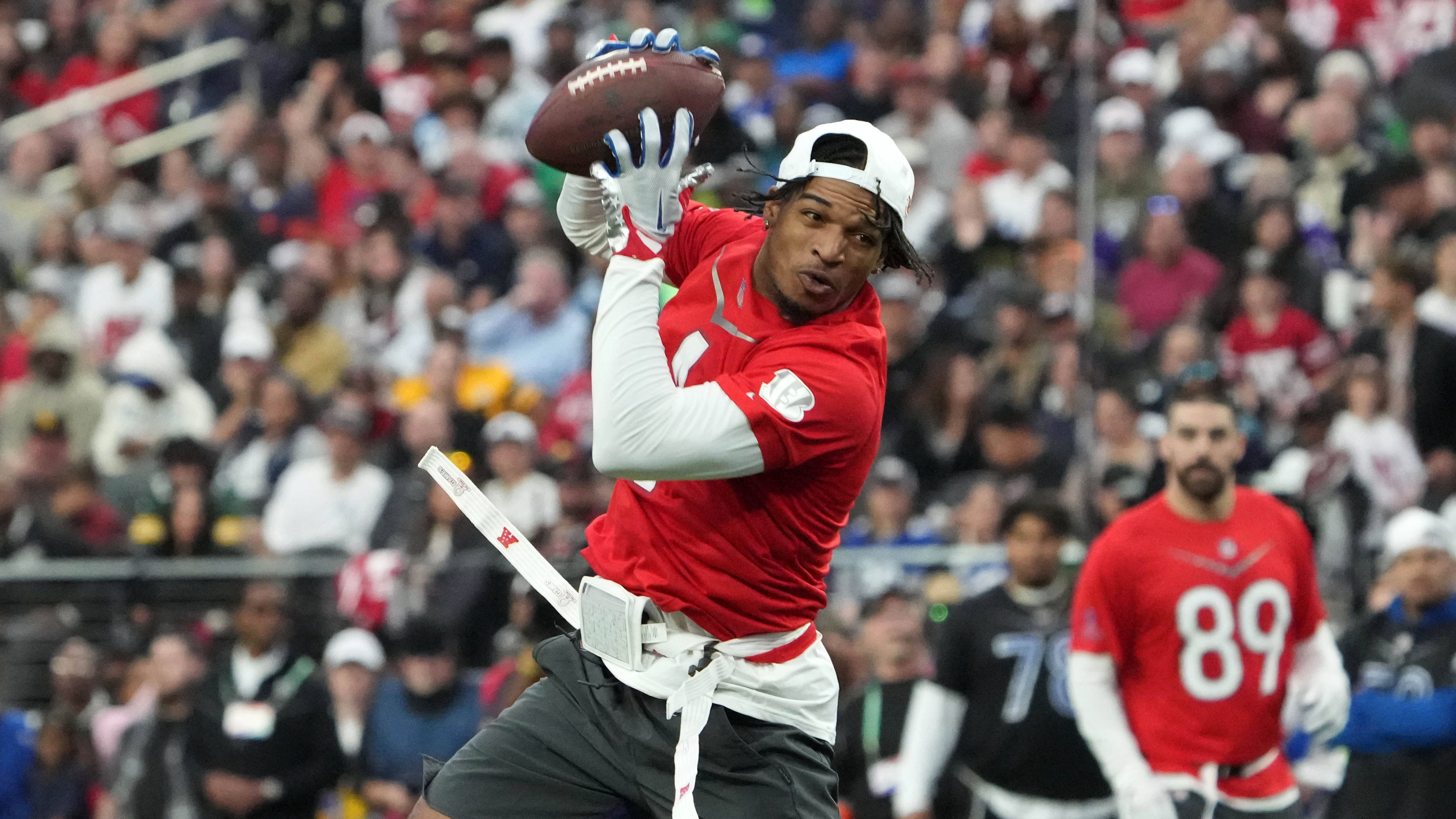 <strong>Best Catch<br></strong>Jede Conference darf einen Spieler benennen. Die ausgewählten Stars haben dann freie Hand, was für einen Catch sie zeigen wollen. Das Besondere hierbei: Die Fans dürfen online abstimmen, wer sich den besten Catch ausgedacht und gezeigt hat. Der Spieler mit den meisten Stimmen gewinnt.