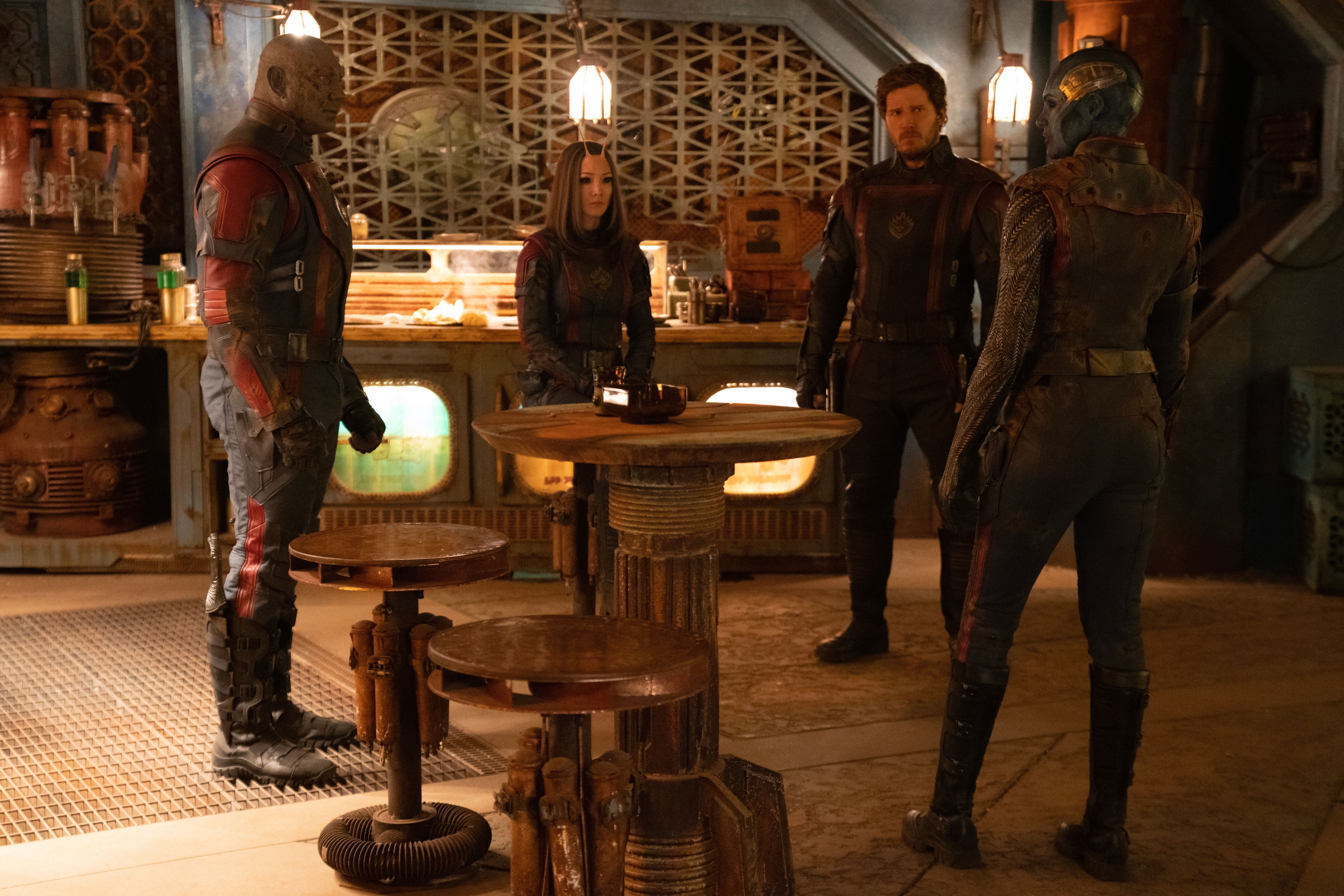 Drax (Dave Bautista), Mantis (Pom Klementieff), Star-Lord (Chris Pratt) und Nebula (Karen Gillan) machen einen Plan in "Marvel Studios' Guardians of the Galaxy Vol. 3." (Szenenfoto, &nbsp;© 2022 MARVEL.)