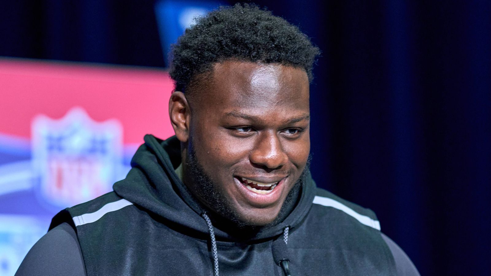 
                <strong>4. Pick: New York Jets - Ikem Ekwonu, OT, North Carolina State</strong><br>
                Die New York Jets haben im Draft die ähnliche Aufgabe wie die Jacksonville Jaguars: Der junge Hoffnungsträger auf der Position des Quarterbacks, Zach Wilson, braucht mehr Schutz, um sein Potential abzurufen. Tackle Ikem Ekwonu ist die logische Schlussfolgerung.
              