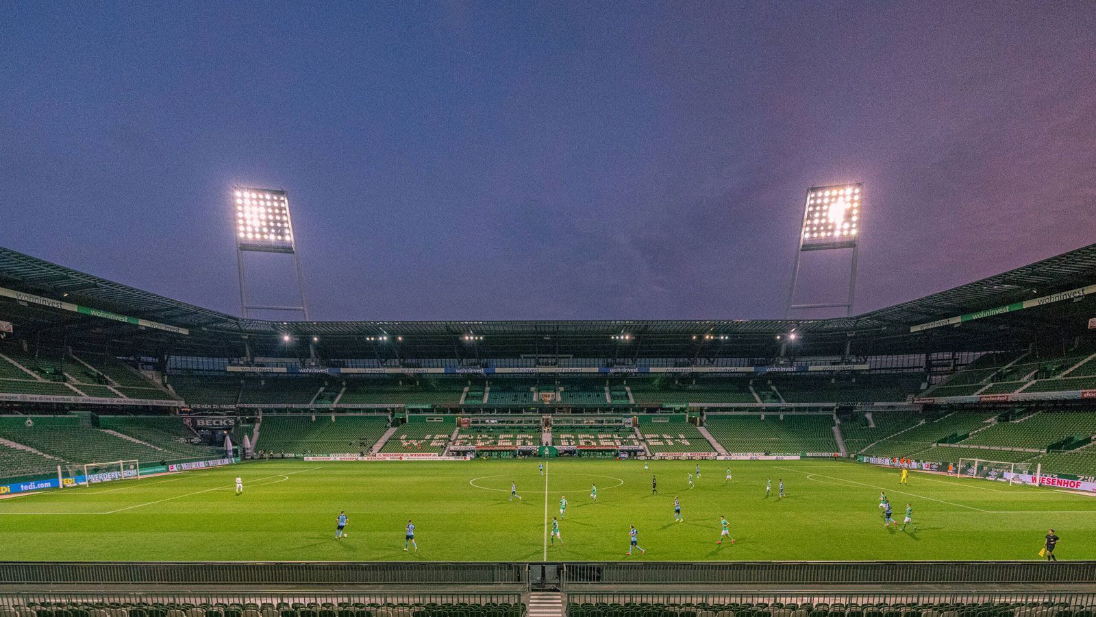 
                <strong>Die Heimschwäche</strong><br>
                Das Weserstadion war einst eine Festung. In der ewigen Heimtabelle der Bundesliga liegt Werder Bremen auf dem zweiten Rang, hinter dem FC Bayern und vor Borussia Dortmund. In dieser Saison bröckelte die Festung allerdings, ganze zwei Heimsiege stehen zu Buche. Auch im Relegationshinspiel lieferte Werder beim 0:0 gegen Heidenheim eine gruselige Leistung ab. Vielleicht kann dies zumindest in den letzten Monaten damit erklärt werden, dass coronabedingt die Fans fehlen. Aber auch in der Hinrunde war Werder schon sehr heimschwach.
              