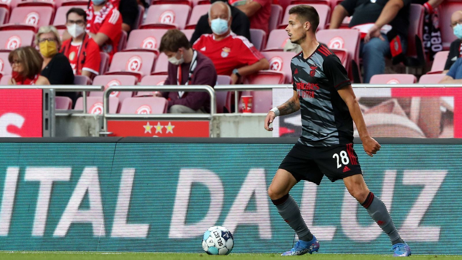 
                <strong>Julian Weigl (Benfica Lissabon)</strong><br>
                Nachdem Julian Weigl bei Borussia Dortmund einen eher unschönen Abschied erlebte und bei Benfica nur schleppend aus den Startlöchern kam, ist der 25-Jährige mittlerweile unverzichtbar bei den Adlern. In der 3. Runde der Champions-League-Qualifikation spielte er gegen Spartak Moskau beide Male durch und verlieh bei beiden 2:0-Siegen seiner Mannschaft die nötige defensive Stabilität.
              