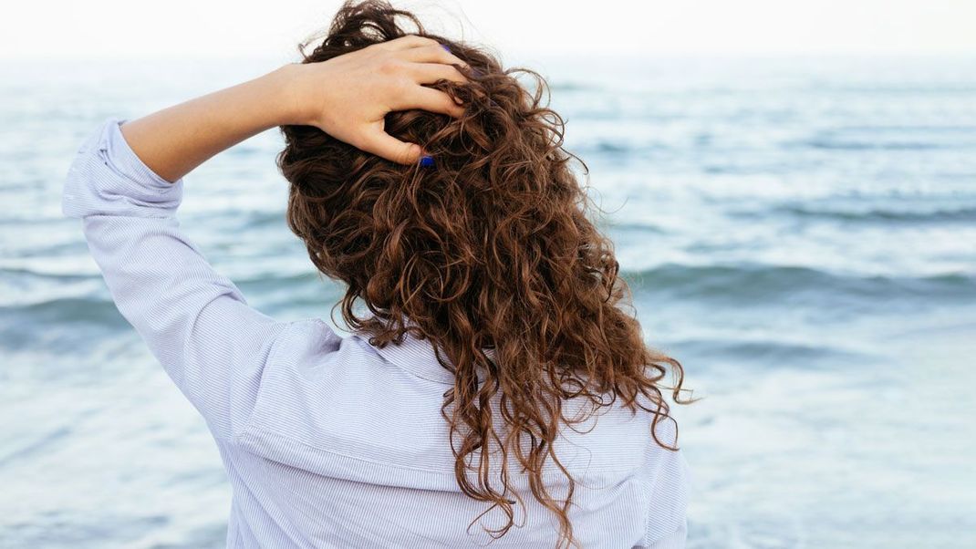 Der Sommer neigt sich dem Ende zu, der Herbst kehrt in großen Schritten ein – aber wir bringen mit dem Wet Wave-Hairstyling ein wenig summer-feeling zurück!