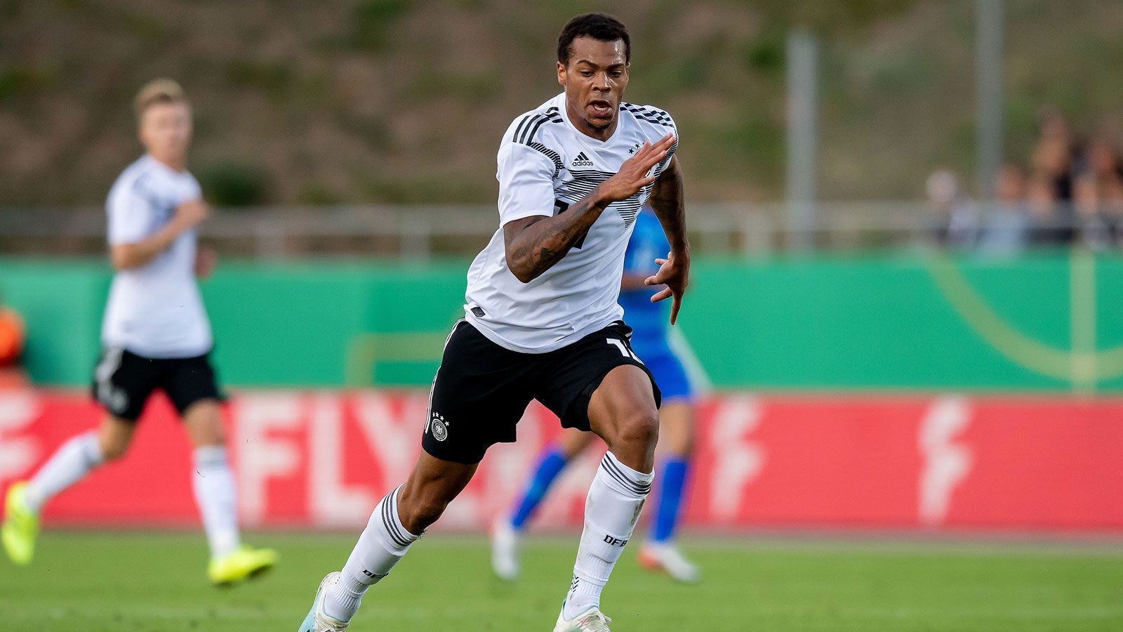 
                <strong>Lukas Nmecha</strong><br>
                In der zweiten Halbzeit für Özcan eingewechselt. Sorgt sofort für Gefahr und belohnt sich in der 80. Minute mit dem 2:0 für seine Mühen. Per Kopf versenkt Nmecha eine punktgenaue Flanke von Berisha im Tor und bringt den Sieg damit nach Hause. ran-Note: 2
              