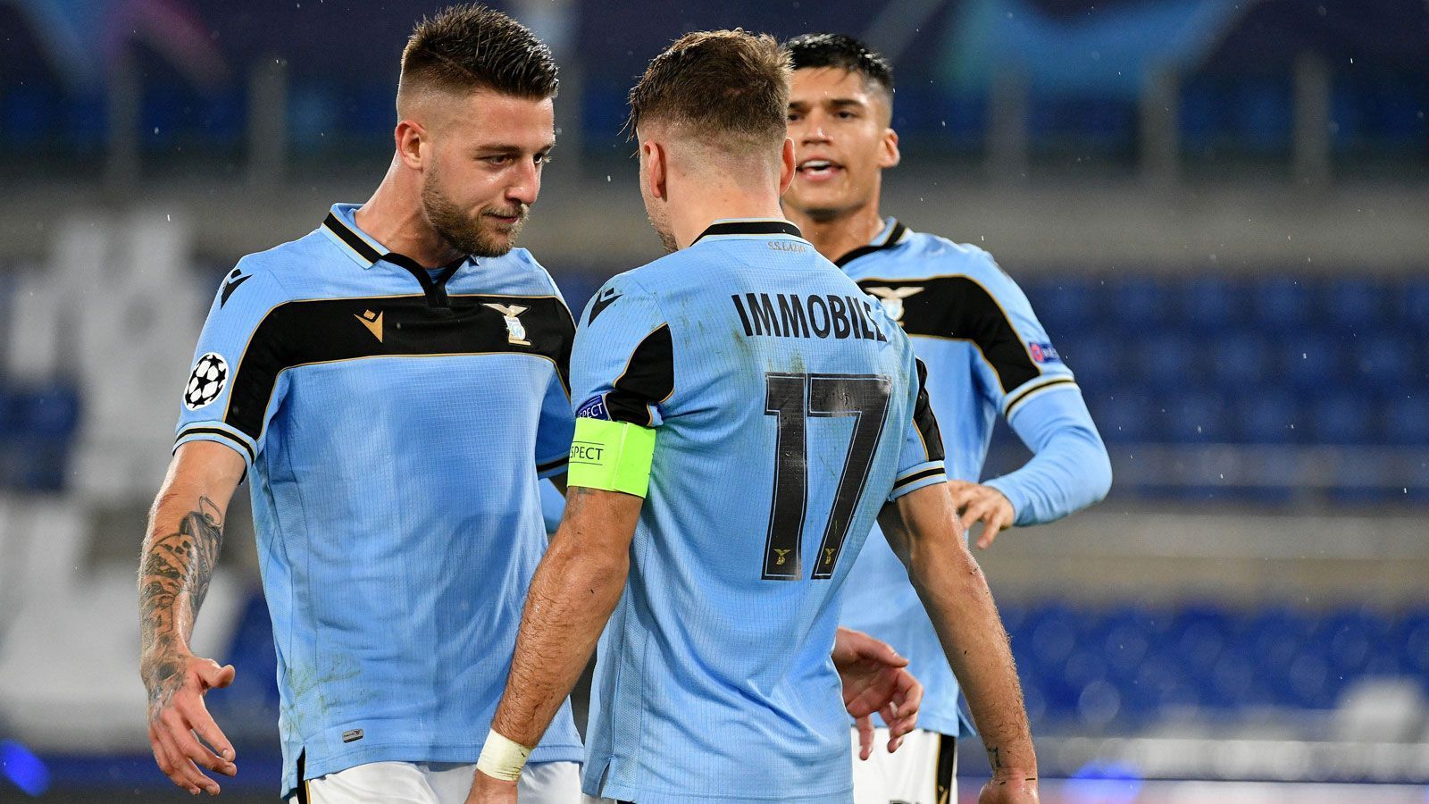 
                <strong>Diese Teams stehen im Achtelfinale: Lazio Rom</strong><br>
                Auf den letzten Drücker hat auch Lazio Rom den Sprung ins Achtelfinale geschafft. Mit dem 2:2 gegen den FC Brügge sicherten sich die Italiener den zweiten Platz der Gruppe F hinter Borussia Dortmund. Damit stehen die Römer erstmals nach 21 Jahren wieder in der K.o.-Phase des Wettbewerbs.
              