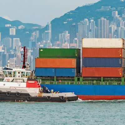 Cargo Schiffe im Hafen von Hongkong. Chinas Exporte erzielten gute Zahlen im Monat Juni