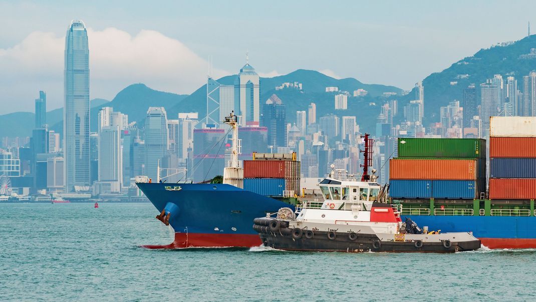 Frachtschiffe im Hafen von Hongkong. Chinas Exporte erzielten gute Zahlen im Monat Juni