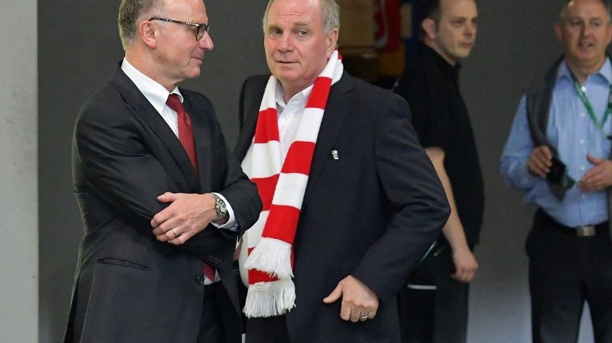 Hoeneß hat Rummenigges (v.r.) Rückendeckung für seine Rückkehr