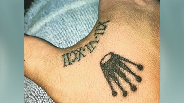 
                <strong>Johnny Manziel</strong><br>
                Zu College-Zeiten trug Johnny Manziel den Spitznamen "Money-Manziel". Eigentlich wollte er diesen nach seinem NFL-Debüt ablegen. Ob ein Tattoo des Rolex-Logos dafür der richtige Schritt ist? Sein neues Tattoo veröffentlichte der Passgeber bei Instagram, löschte den Post jedoch kurze Zeit später wieder. 
              
