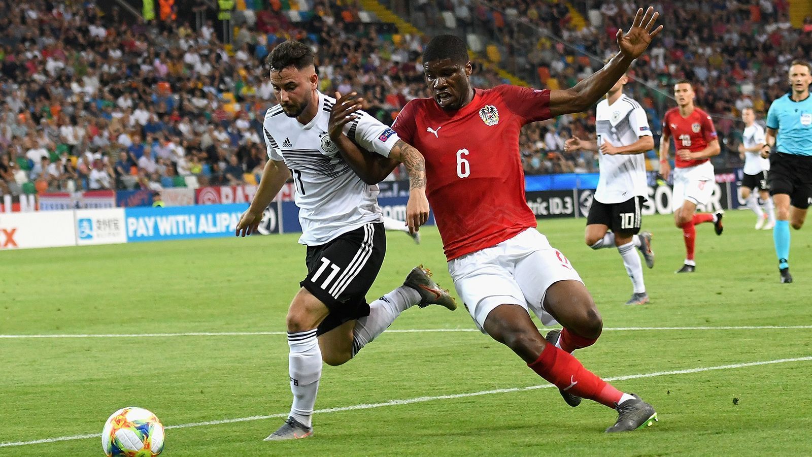 
                <strong>U21-EM: Die DFB-Spieler gegen Österreich in der Einzelkritik</strong><br>
                Mit einer mäßigen Leistung ins Halbfinale. Deutschland müht sich im letzten Gruppenspiel der U21-Europameisterschaft zu einem glücklichen Unentschieden gegen starke Österreicher. Das Remis reicht der DFB-Elf zum Gruppensieg. Die Einzelkritik zum Auftritt des Teams von Trainer Stefan Kuntz. 
              