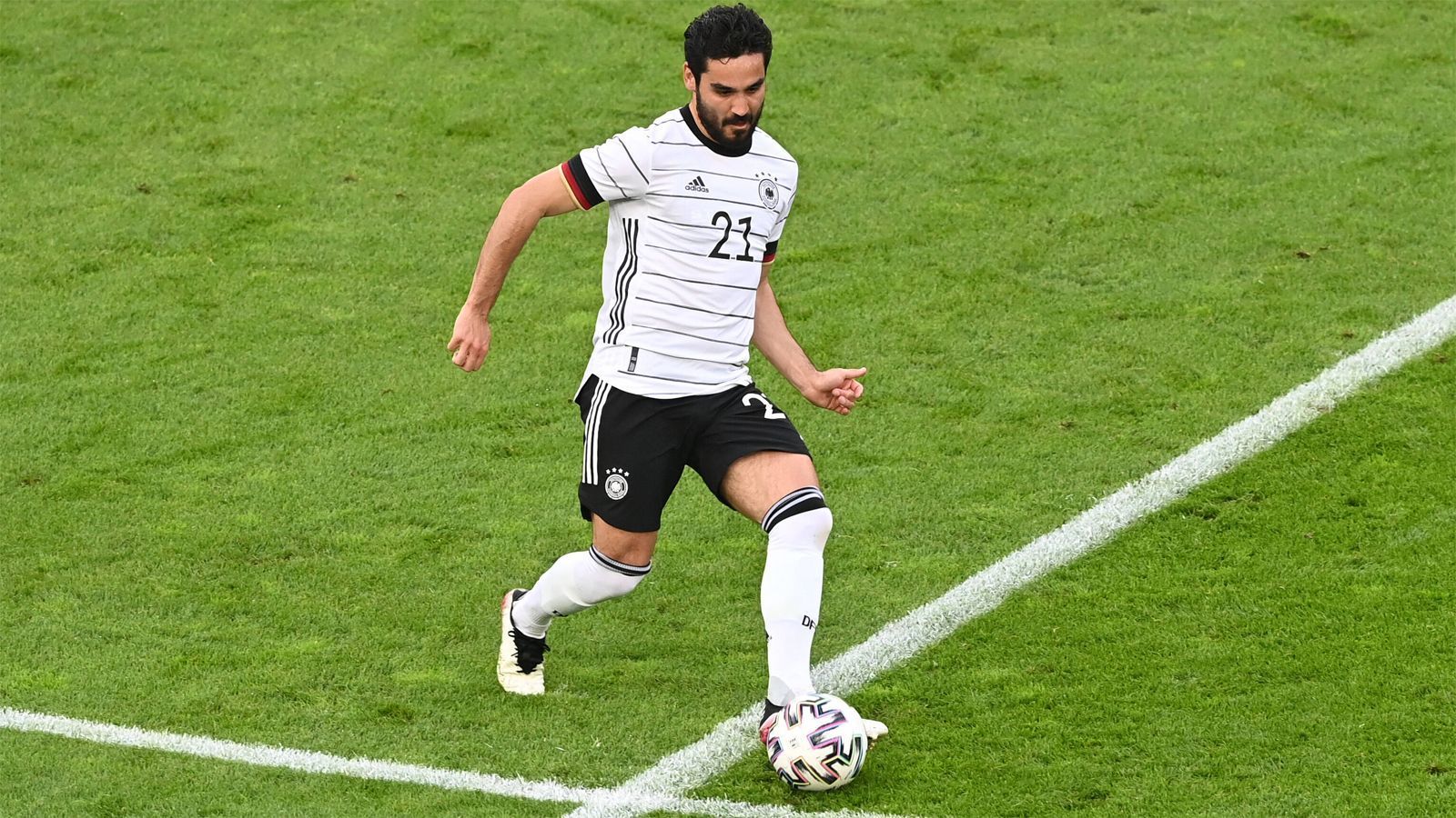 
                <strong>Ilkay Gündogan</strong><br>
                Nicht nur bei Manchester City torgefährlich, sondern auch in der DFB-Auswahl. Hatte beim 2:0 zwar Glück, dass ihm der Ball vor die Füße sprang, knallte das Leder dann aber unnachahmlich aus zwanzig Metern in den Knick. Trieb das Offensivspiel immer wieder an, eroberte einige Bälle und konnte bis zur Auswechslung in der 61. Minute Eigenwerbung betreiben. ran-Note: 2
              