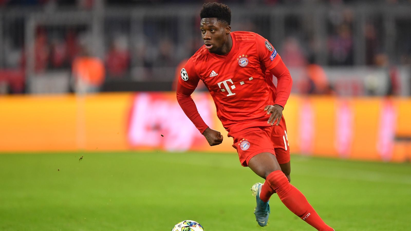 
                <strong>Alphonso Davies</strong><br>
                Der Kanadier war neben Erling Haaland der Durchstarter in der vergangenen Bundesligasaison. Als mit David Alaba der etatmäßige Linksverteidiger in die Innenverteidigung rücken musste, schlug Davies' große Stunde. Besonders unter Hansi Flick blühte der pfeilschnelle 19-Jährige auf und trieb seine Gegenspieler so reihenweise in den Wahnsinn. Nach seiner herausragenden Saison gilt der "Roadrunner" des FC Bayern als Favoriten für den Preis des besten U21-Spielers in Europa, zudem wurde im April sein bis 2023 gültiger Vertrag um zwei weitere Jahre verlängert. 
              