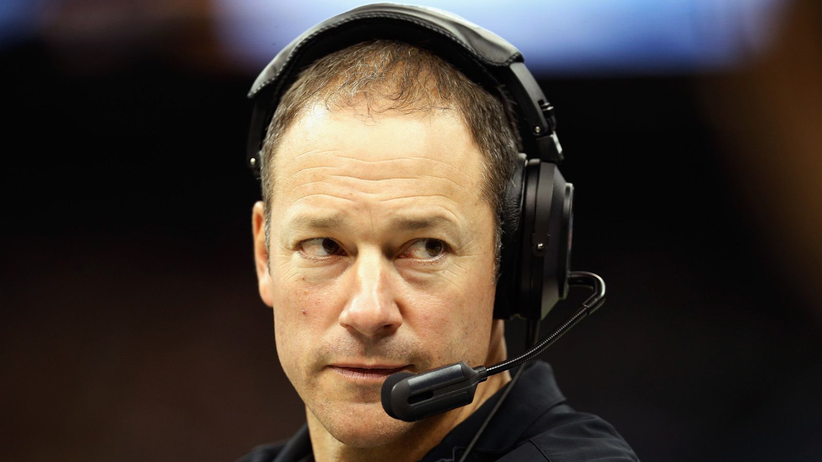 
                <strong>Aaron Kromer - Run Game Coordinator (L.A. Rams)</strong><br>
                Kromer spielte an der Miami University drei Jahre lang als Offensive Tackle und begann dort auch seine Karriere als Trainer. Nachdem er rund zehn Jahre am College in die Lehre gegangen war, gelang ihm der Sprung in die NFL. Sein erstes Engagement war bei den Oakland Raiders. Seit 2017 ist der 51-Jährige bei den Rams, zunächst nur als Offensive Line Coach, dann als Run Game Coordinator. Kromer macht seinen Job sehr gut: das Laufspiel der Rams war in der Regular Season das zweitbeste der NFL. 
              