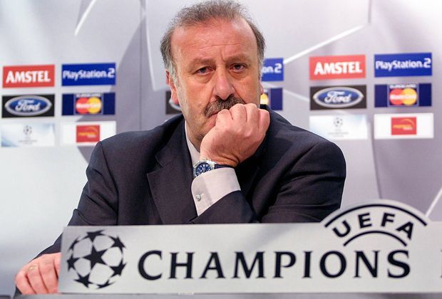 
                <strong>Vicente del Bosque</strong><br>
                Trainer Nummer eins war aber zunächst Vicente del Bosque. Nach Perez' Wahl zum Real-Präsidenten im Juli 2000 holte er del Bosque zu den "Königlichen". 118 Millionen Euro wurden danach in neue Spieler investiert. Einer der Top-Transfers war Luis Figo für 61 Millionen Euro.
              