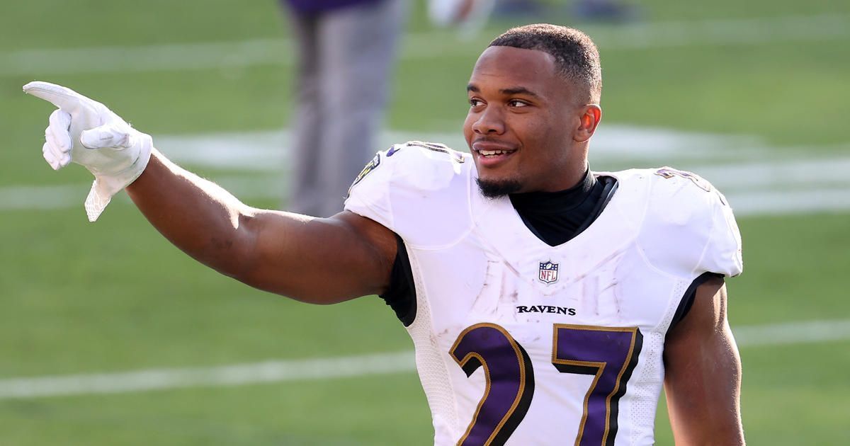 
                <strong>J.K. Dobbins (Baltimore Ravens)</strong><br>
                J.K. Dobbins wurde bei den Baltimore Ravens 2020 zu Saisonbeginn nur sporadisch eingesetzt. Mark Ingram und Gus Edwards standen in der Hackordnung lange vor dem Vorjahres-Rookie, ehe Dobbins ab dem 7. Spieltag bis auf eine Woche immer mindestens zehn Laufversuche bekam und Ingram seinen Starter-Job abnahm. Dobbins wurde zum Saisonende deutlich mehr Verantwortung übertragen und der Running Back zahlte es mit sieben Touchdowns aus den letzten sechs Regular-Season-Spielen zurück. 2021 geht Dobbins als klarer Starter in die Saison - eine Steigerung seiner 805 Rushing Yards sollte kein Problem sein.
              