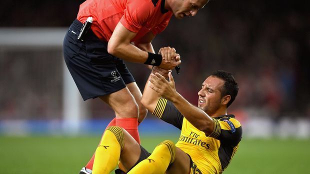 
                <strong>Santi Cazorla (FC Arsenal)</strong><br>
                Ende Februar bekam der 32-jährige Spanier von der medizinischen Abteilung die Gewissheit, dass es mit weiteren Saisoneinsätzen nicht klappen wird. Infolge einer Knie-Operation muss Cazorla nun bis in die neue Spielzeit hinein warten, ehe er wieder auflaufen kann. Besonders bitter für Cazorla: Sein Vertrag läuft aus und er hat keine Möglichkeit, sich für eine Verlängerung bei Arsenal oder anderen Klubs anzubieten.
              