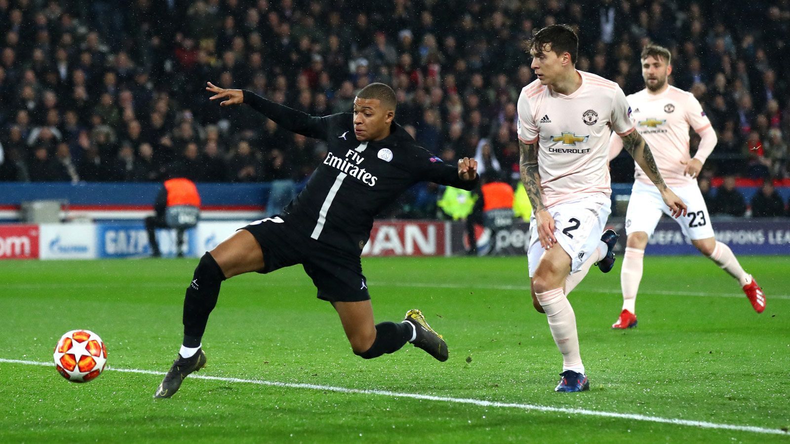 
                <strong>4. Die Pariser haben ein Trauma nach Aufholjagden</strong><br>
                2019 schied PSG nach einem 2:0-Auswärtssieg im Hinspiel noch durch ein 1:3 zuhause gegen Manchester United aus, 2014 gewannen die Franzosen das Hinspiel gegen Chelsea mit 3:1 im Parc des Princes, unterlagen dann im Rückspiel aber mit 0:2.
              