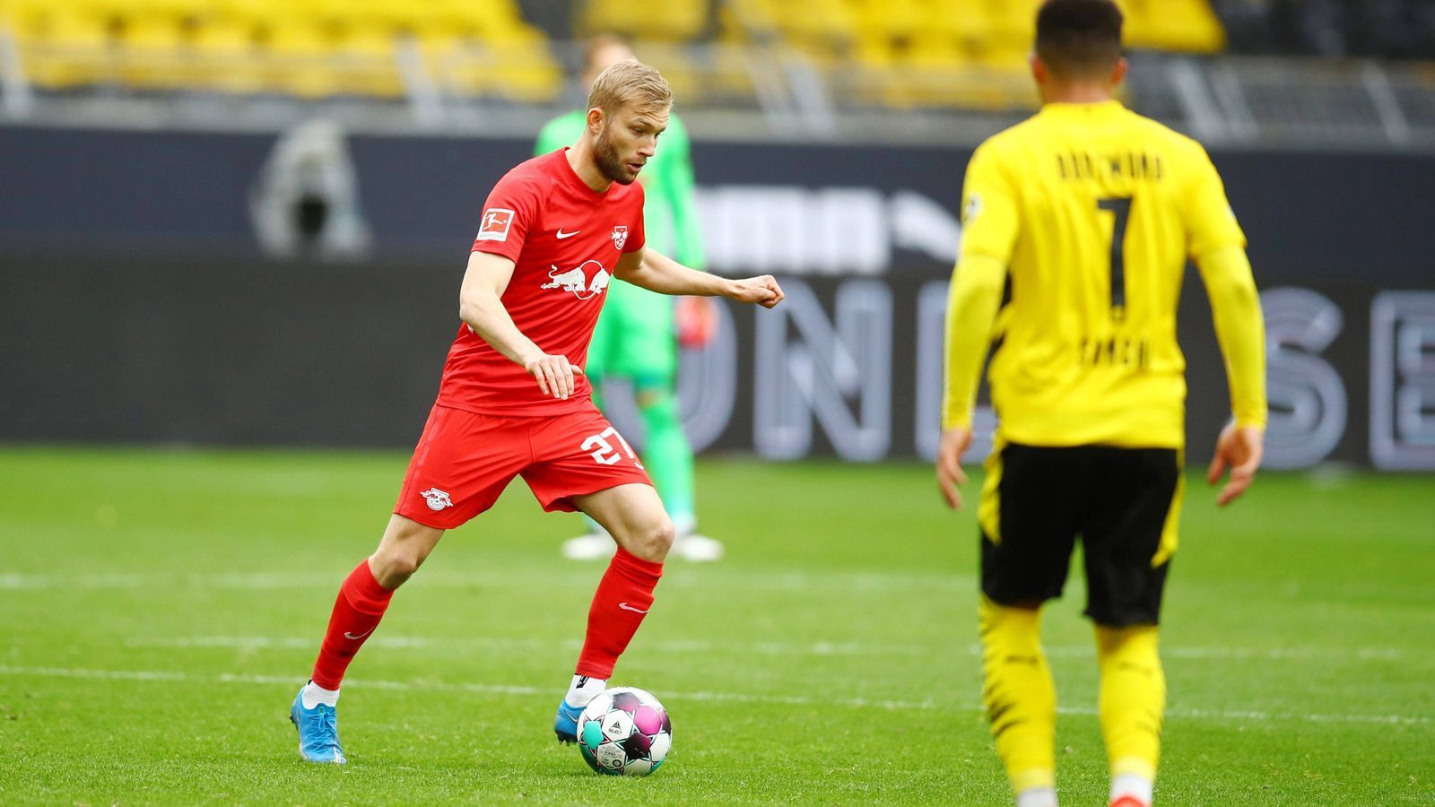 
                <strong>Konrad Laimer</strong><br>
                In der 62. Minute für den schwachen Mukiele eingewechselt. Starkes Solo auf seiner rechten Seite, nach der Flanke trifft Forsberg den Pfosten. Augenblicke später fällt das 1:3. Defensiv fehlt er aufgrund seiner offensiven Ausrichtung einige Male. Das Risiko muss er aber eingehen. ran-Note: 3
              