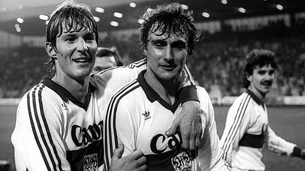 
                <strong>Dieter Müller (VfB Stuttgart)</strong><br>
                Nach dem 10:1 des VfB Stuttgart über den TuS Oberwinter 1981/1982 kann sich Dieter Müller (r.) vor Gratulanten kaum retten. Auch Karlheinz Förster freut sich mit dem fünffachen Torschützen.
              