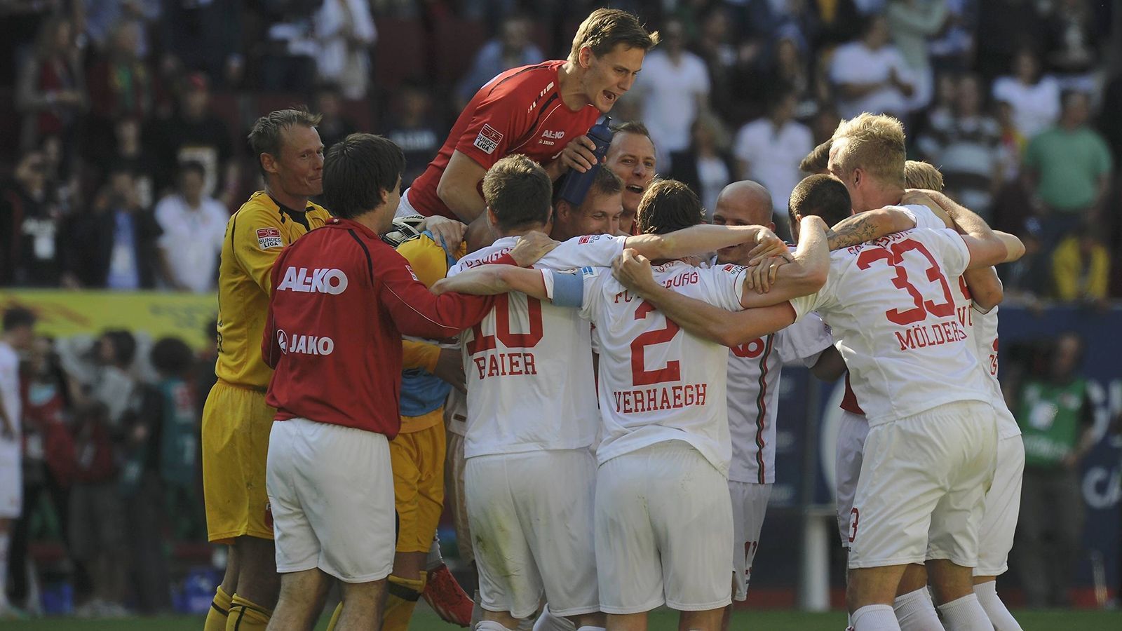 
                <strong>FC Augsburg (2012/2013) </strong><br>
                Ganze zehn Punkte ist der rettende 15. Platz in der Winterpause der Saison 2012/13 für den FC Augsburg schon entfernt. Durch eine gute Rückrunde, in der die Augsburger unter Trainer Markus Weinzierl 24 Punkte holen, schafften sie es am Ende doch noch auf den 15. Rang und blieben damit der Relegation und den Abstiegsrängen fern.
              