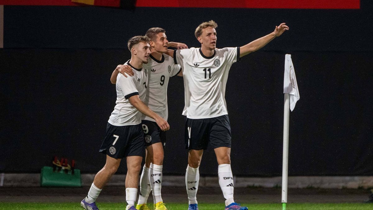 Fußball, Nachwuchs, Saison 2025 26, U21, U 21 EM-Qualifikation (Gruppe F 3. Spieltag) in Rostock, Deutschland - Lettland, v. l. Brajan Gruda (U21, Deutschland), Nicolo Tresoldi (U21, Deutschland), ...