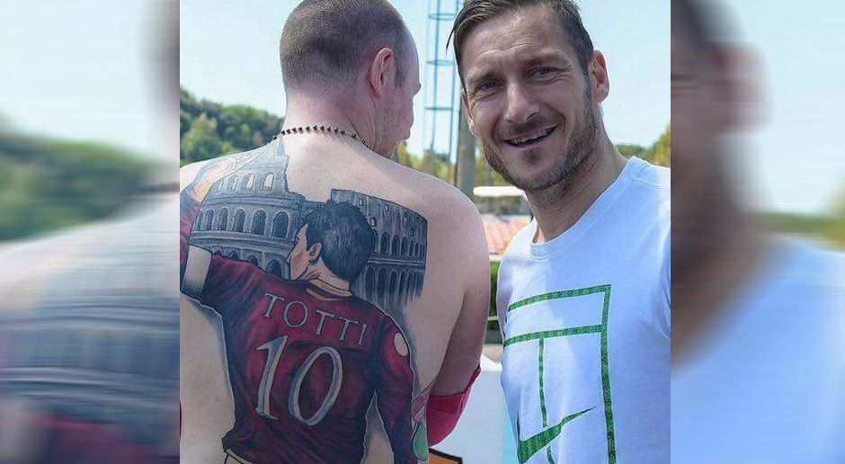 
                <strong>Die verrücktesten Fan-Tattoos: Francesco Totti</strong><br>
                Francesco Totti, der AS Rom und seine Fans - das gehörte bzw. gehört einfach ewig zusammen! Dachte sich wohl offenbar auch ein Anhänger und verewigte die Roma-Legende auf seinem Rücken. Bei einem Treffen konnte sich Totti selbst von dem Meisterwerk überzeugen.
              