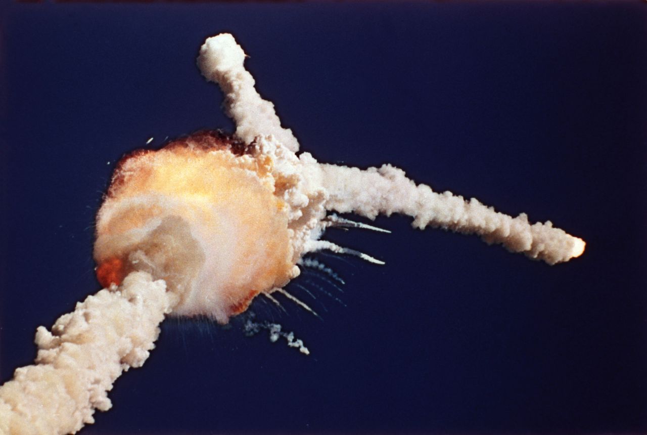 Das Spaceshuttle-Programm verliert 1986 seinen Glanz, als die Raumfähre Challenger 73 Sekunden nach dem Start explodiert. Heiße Raketenabgase hatte sich durch ein Leck ins Freie gebahnt und den Wasserstofftank der Fähre aufgeschweißt. Alle 7 Astronaut:innen sterben.