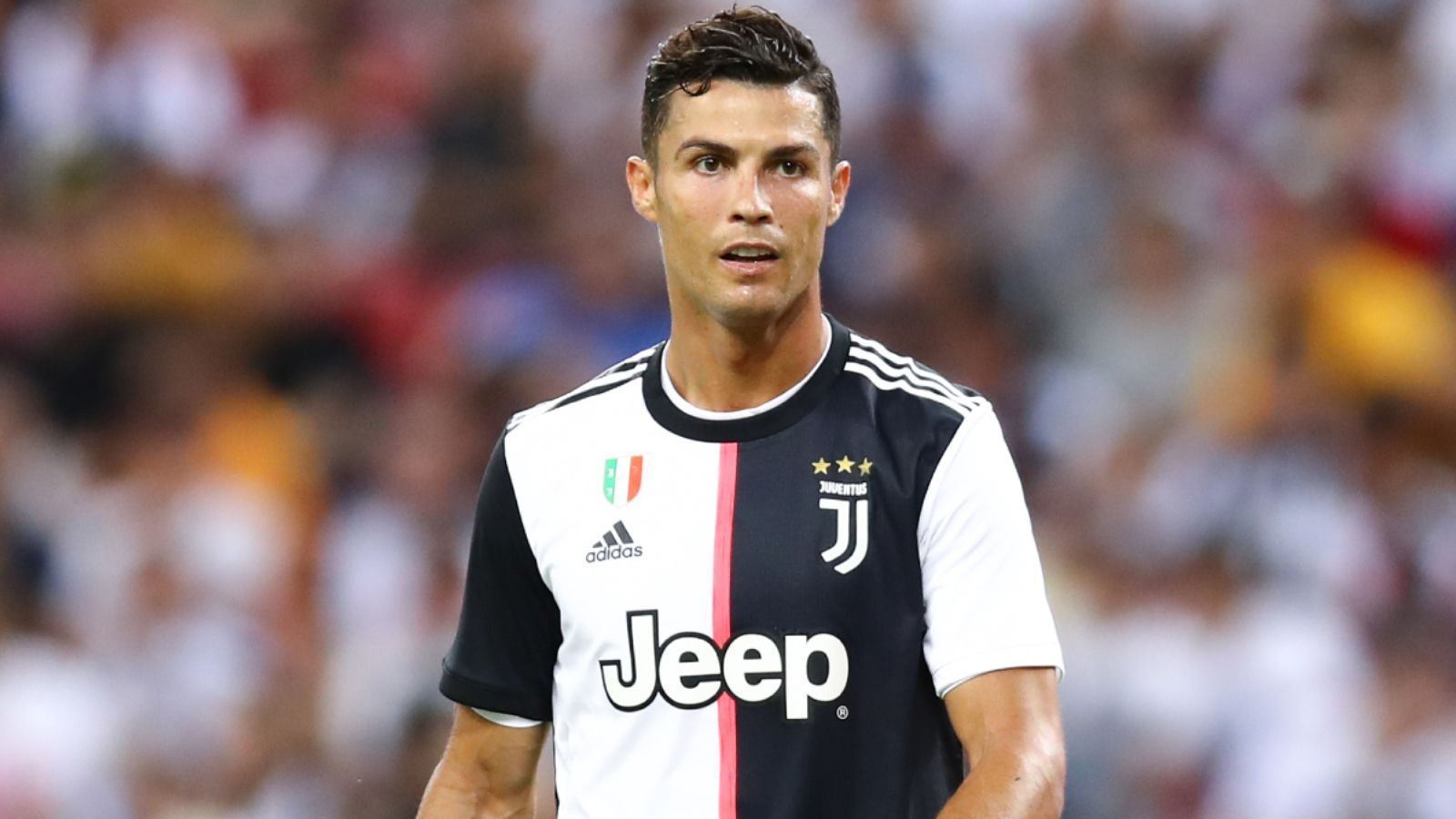 
                <strong>Cristiano Ronaldo (Juventus Turin) </strong><br>
                Einen Nominierungsrekord kann hingegen Cristiano Ronaldo verzeichnen. Der Portugiese wurde bereits zum 14. Mal in die UEFA-Auswahl des Jahres gewählt - so oft wie kein anderer Spieler! Abgesehen von dem Scudetto-Gewinn mit Juventus Turin verlief das Jahr für Ronaldos Ansprüche eher bescheiden: Der Traum vom vierten Champions-League-Titel am Stück zerplatzte im Viertelfinale gegen Ajax Amsterdam und die Wahl zum Weltfußballer gewann Konkurrent Messi. Dennoch ging Portugals Rekordspieler und Torschütze bei Juve als Führungsspieler voran und konnte mit Portugal die Nations League gewinnen.
              