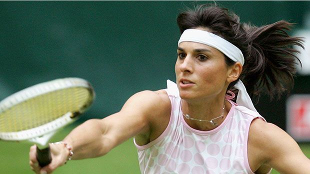 
                <strong>Gabriela Sabatini anno 2004</strong><br>
                1996 verkündete Sabatini ihren Rücktritt. Am Ende der Karriere standen 27 Einzeltitel und mehr als acht Millionen Dollar Preisgeld. Noch heute nimmt die Südamerikanerin für Charity-Projekte den Schläger in die Hand.
              