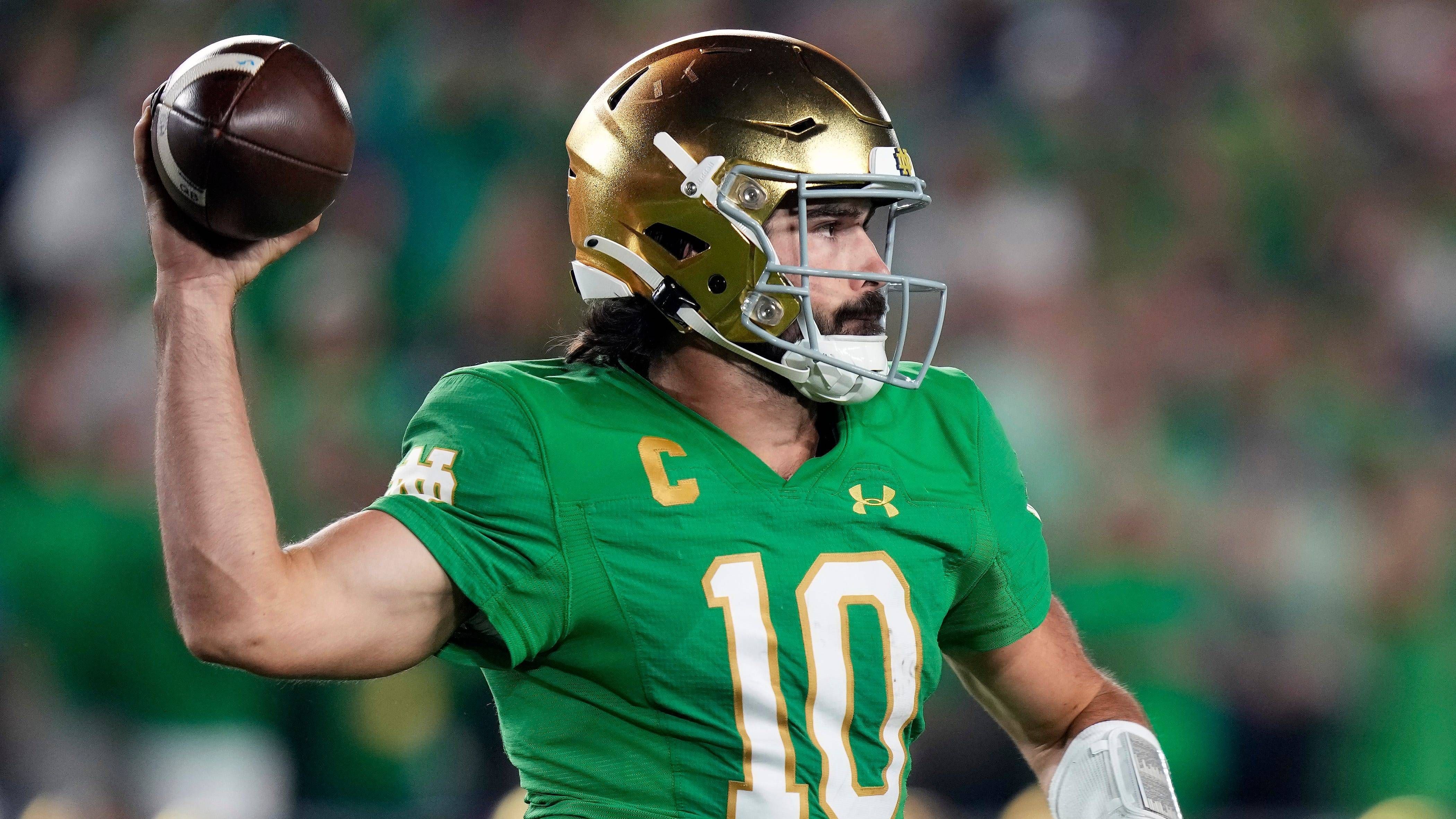 <strong>16. Notre Dame Fighting Irish (vorher Platz 17) 9-3</strong><br>In Woche 13 entschied Notre Dame das Duell gegen die Stanford Cardinals deutlich mit 56:23 für sich. Running Back Audric Estime erlief 238 Yards und vier Touchdowns.&nbsp;