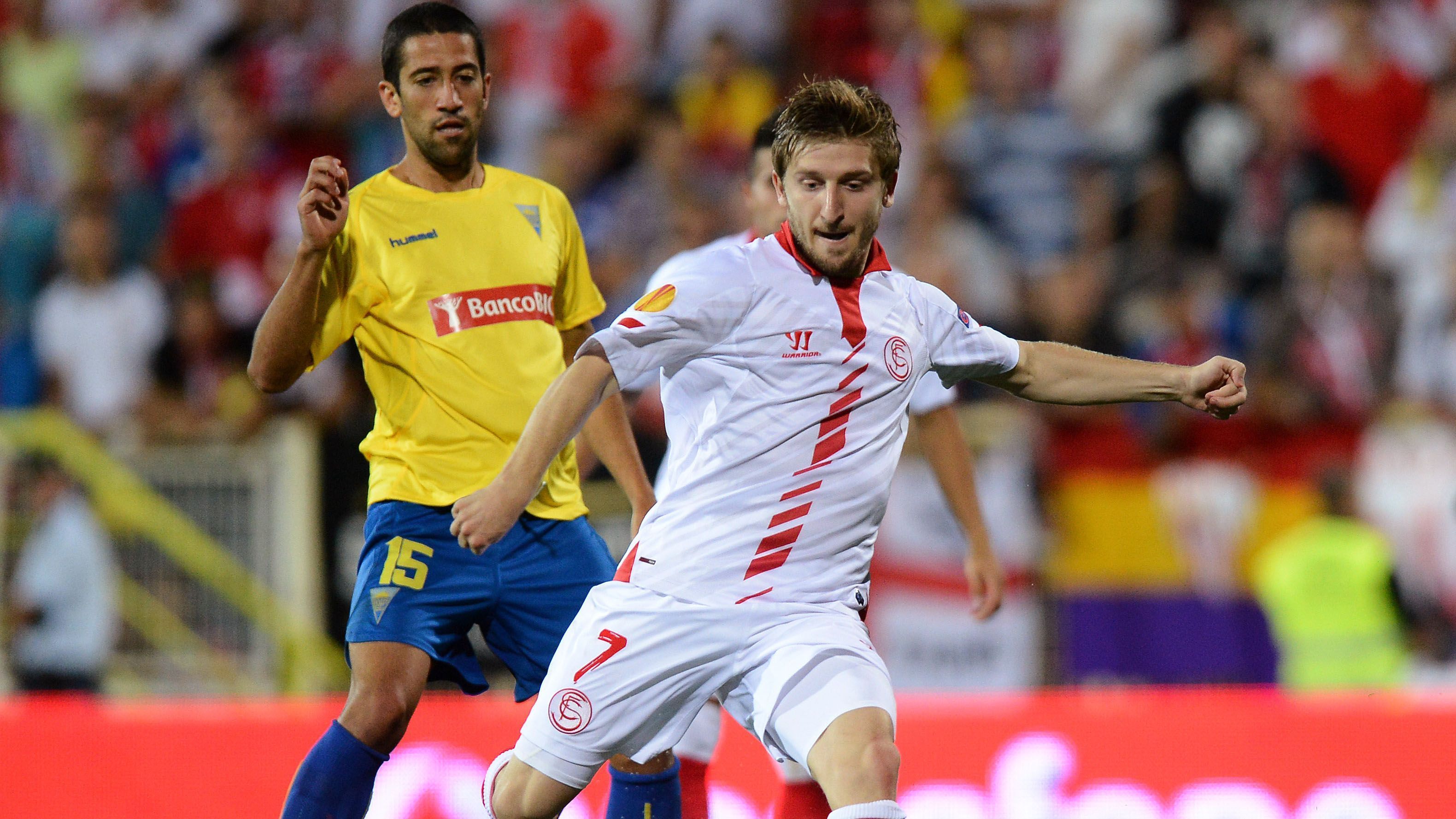 
                <strong>FC Sevilla </strong><br>
                30 Spiele, zwei Tore, sieben Vorlagen und der erneute Gewinn der Europa League, das sind die Fakten des einjährigen Gastspiels von Marin beim FC Sevilla. Aber auch beim südspanischen Erstligisten konnte sich Marin nicht für weitere Einsätze bei Chelsea London empfehlen. Und so ging Marko Marins Europareise munter weiter. Diesmal verliehen ihn die "Blues" nach Bella Italia.
              