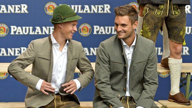 
                <strong>Neuzugänge unter sich</strong><br>
                Im Partner-Look: Den beiden Neuzugängen Joshua Kimmich (li.) und Keeper Sven Ullreich (re.) scheint der Lederhosen-Dress zu gefallen.
              