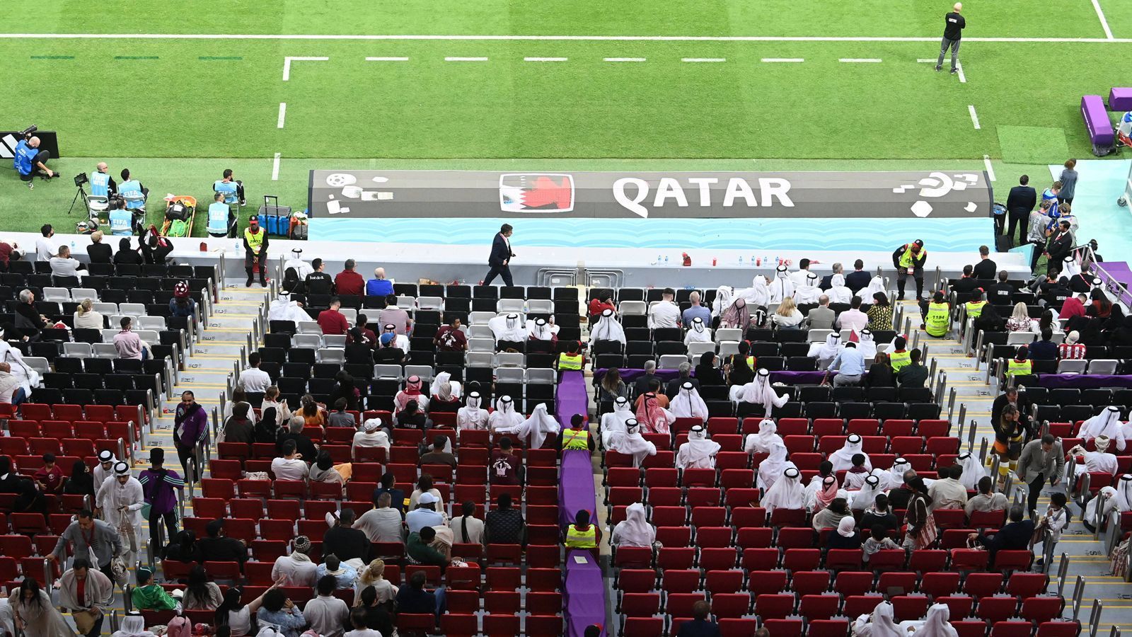 
                <strong>Katars Trainer dankt der "großartigen Atmosphäre"</strong><br>
                Katars spanischer Trainer Felix Sanchez störte sich am Zuschauerschwund jedoch nicht, bedankte sich sogar bei den Fans und entschuldigte sich für den Auftritt seines Teams. "Es tut uns leid, dass wir nicht zu dieser großartigen Atmosphäre und der Party beitragen konnten", sagte er nach dem Spiel pflichtschuldig.
              