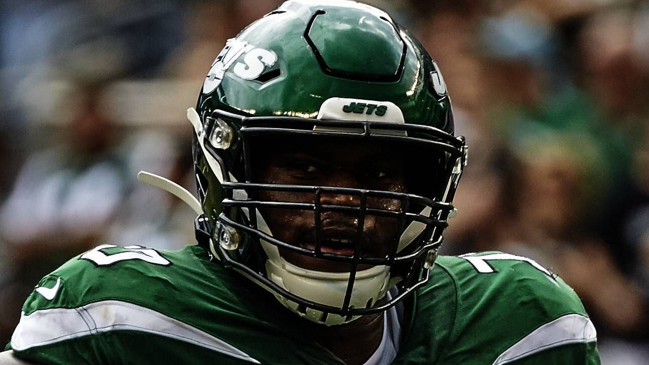 2019 kam es zum großen Streit zwischen den New York Jets und Kelechi Osemele. Der Guard weigerte sich mit einem gerissenen Labrum in seiner Schulter zu spielen. Die Ärzte empfahlen Osemele sogar eine OP, derer er sich wenig später auch vollzog. Die Jets pochten dennoch auf die Tatsache, dass der damals 30-Jährige hätte spielen können, belegte ihn mit einer Geldstrafe über <strong>570.588 US-Dollar</strong> für die verpassten Trainingseinheiten und entließen ihn wenig später, da die Franchise die durchgeführte Operation nicht genehmigt hatte.