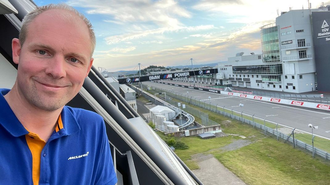ran-Autor Oliver Jensen vor der Start- und Ziel-Geraden des Nürburgrings 
