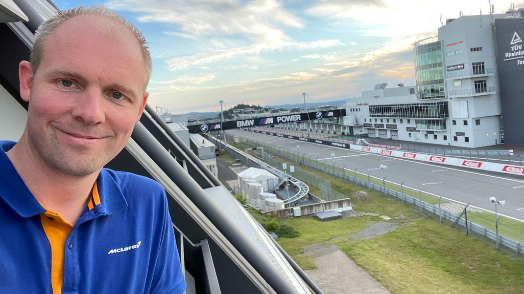ran-Autor Oliver Jensen vor der Start- und Ziel-Geraden des Nürburgrings 