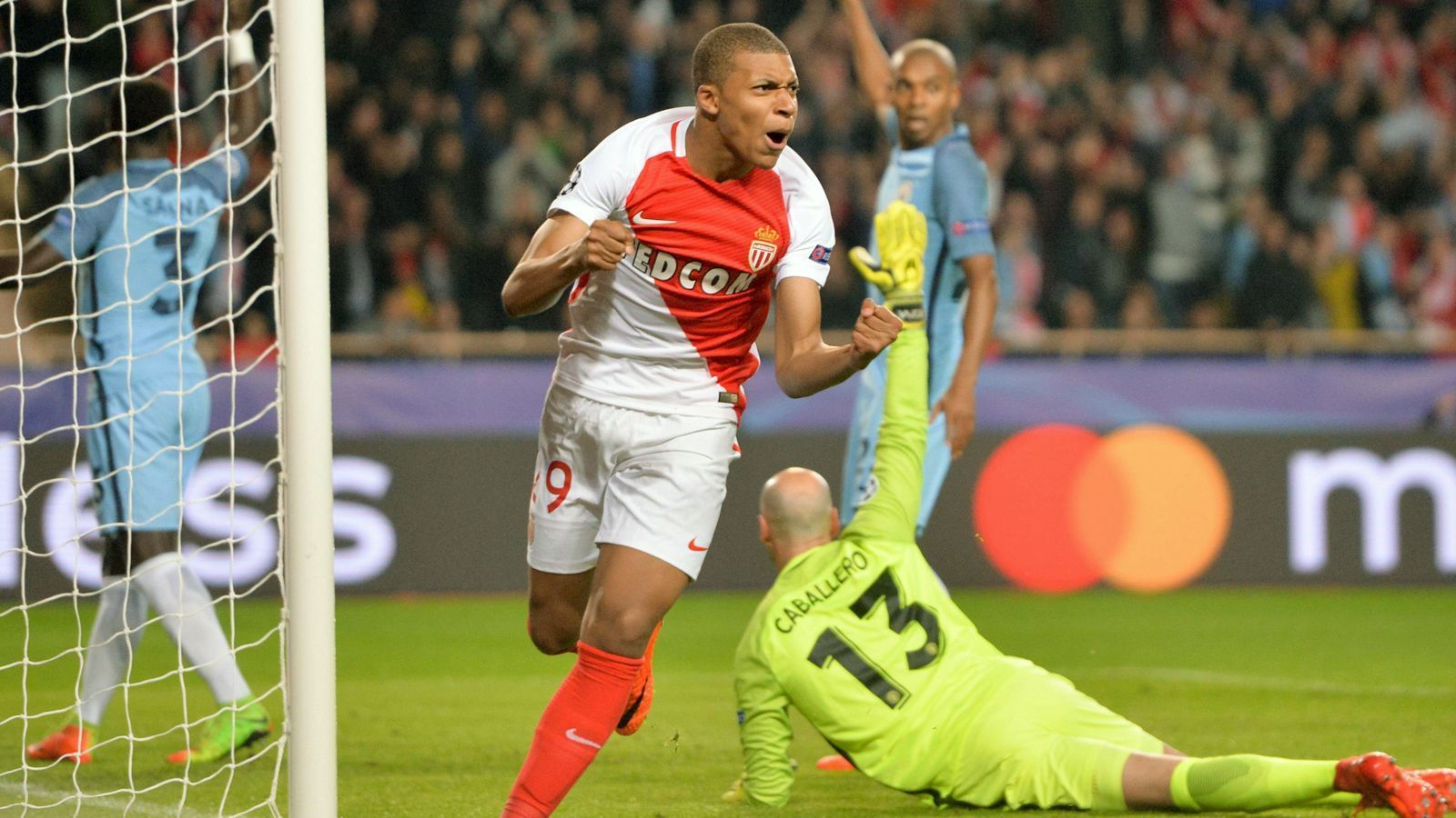 
                <strong>AS Monaco - Manchester City (Saison 2016/17)</strong><br>
                Das Sensationsteam der Champions-League-Saison 2016/17 war die AS Monaco rund um den damals blutjungen Kylian Mbappe. Die Franzosen sorgten im Achtelfinale für einen Paukenschlag, als Monaco den klaren Favoriten Manchester City raus warf. Dabei sah es nach einer 3:5-Niederlage Monacos im Hinspiel auf der Insel gar nicht gut aus. Im Rückspiel aber war es eben Mbappe, der mit seinem frühen 1:0 für Hoffnung sorgte und die Wende gelang tatsächlich noch. Durch Tore von Fabinho und Tiemoue Bakayoko schlug Monaco die Citzens mit 3:1 und erreichte dank der Auswärts-Torregel das Viertelfinale. Erst im Halbfinale scheiterten die Monegassen an Juventus Turin.
              